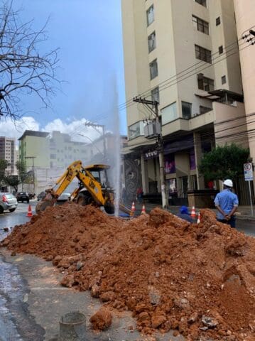Obra da Copasa causa transtorno no tr&acirc;nsito na &aacute;rea central de Divin&oacute;polis