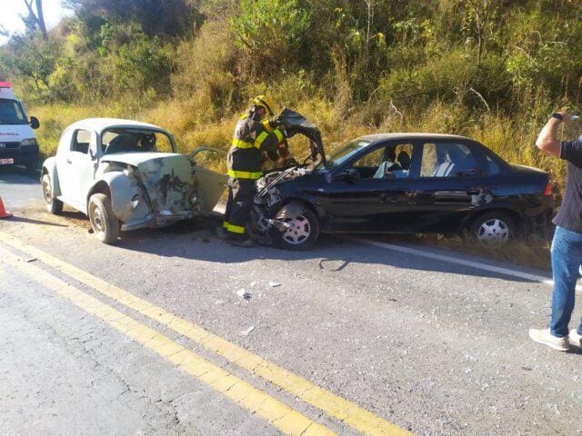 Colis&atilde;o Frontal entre autom&oacute;veis em Pedra do Indai&aacute; deixa motorista gravemente ferido