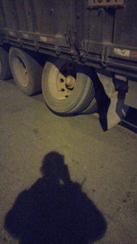 Carreta quebra e deixa rua interditada no bairro Niter&oacute;i em Divin&oacute;polis
