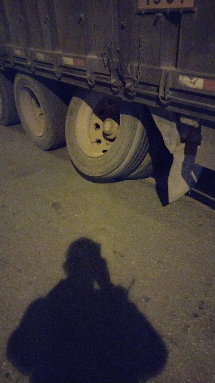 Carreta quebra e deixa rua interditada no bairro Niter&oacute;i em Divin&oacute;polis