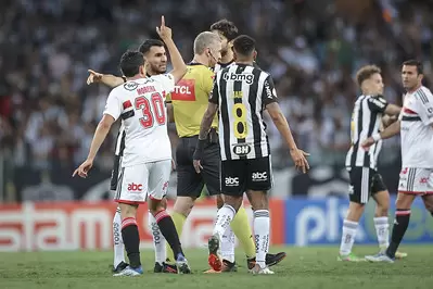 No empate entre Atlético e São Paulo, o VAR voltou a ser o assunto principal.