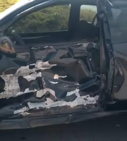 Veja v&iacute;deo do acidente entre carro e moto que deixou homem gravemente ferido