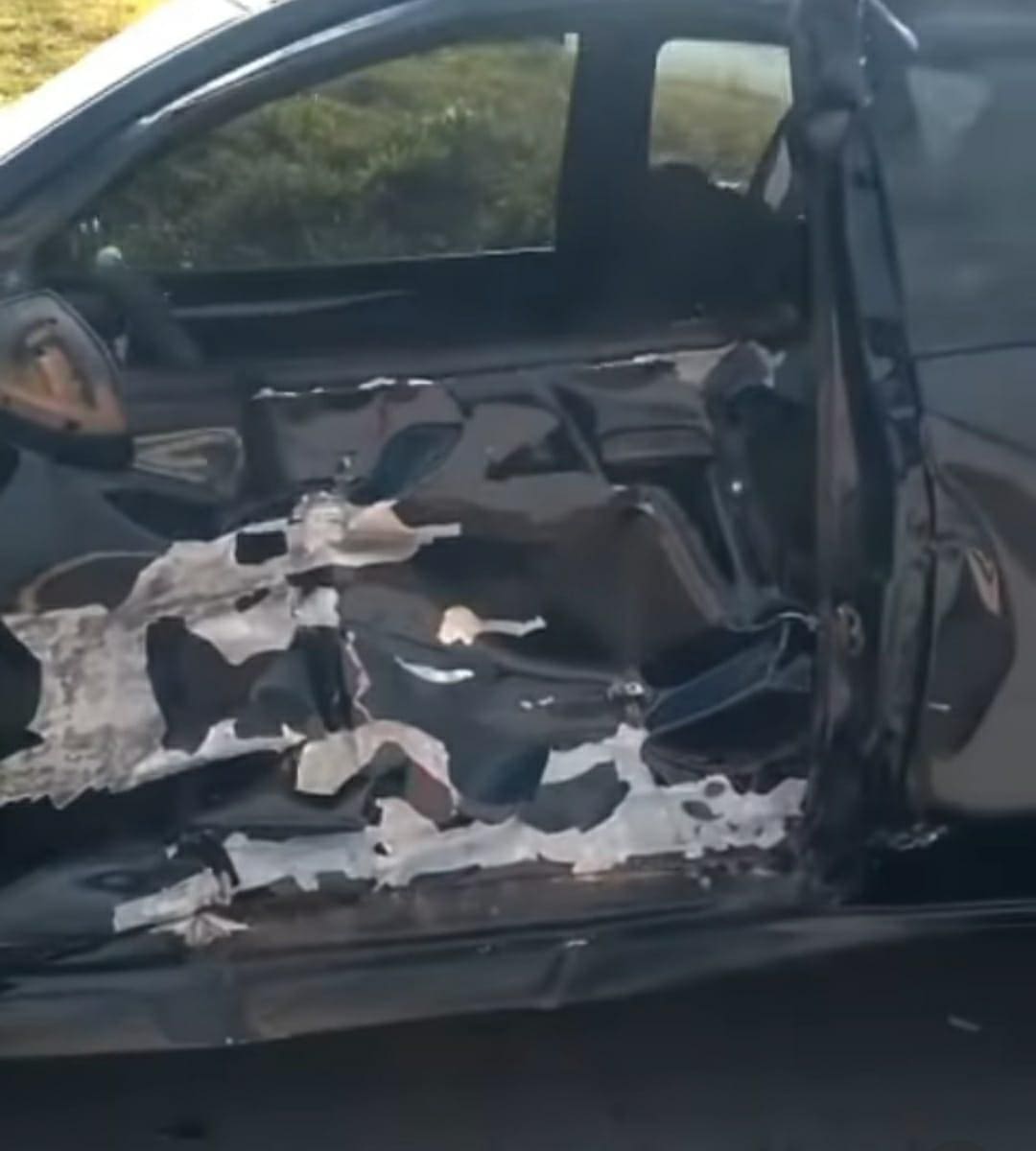 Veja v&iacute;deo do acidente entre carro e moto que deixou homem gravemente ferido