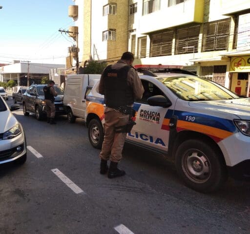 Acidente envolvendo 3 ve&iacute;culos inclusive uma viatura policial