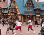 Video registra briga de duas famílias de turistas no Magic Kingdom por conta de um empurrão na fila de uma das atrações do parque temático
