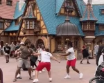 Video registra briga de duas fam&iacute;lias de turistas no Magic Kingdom por conta de um empurr&atilde;o na fila de uma das atra&ccedil;&otilde;es do parque tem&aacute;tico