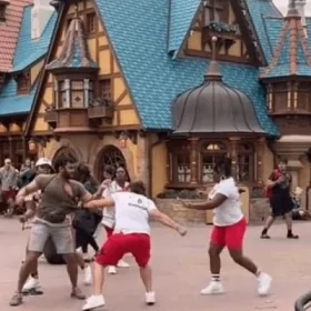 Video registra briga de duas famílias de turistas no Magic Kingdom por conta de um empurrão na fila de uma das atrações do parque temático