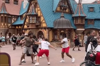 Video registra briga de duas famílias de turistas no Magic Kingdom por conta de um empurrão na fila de uma das atrações do parque temático
