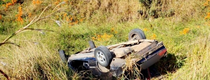 Veículo conduzido por adolescente capota na MG 170 em Arcos