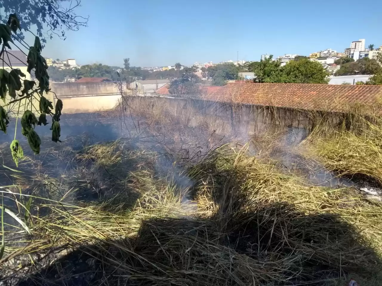 Novo fogo em lote vago em Divinópolis, desta vez no bairro Ipiranga
