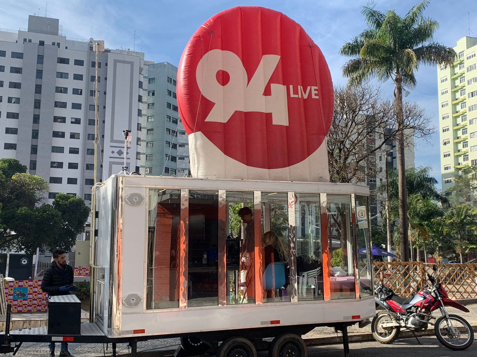 R&aacute;dio 94 FM e TV Candides na transmiss&atilde;o da final do circuito cultural Cidade Conecta