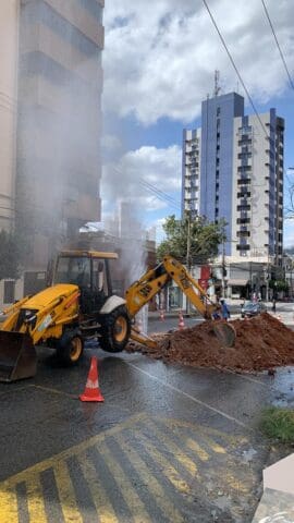 Obra da Copasa causa transtorno no tr&acirc;nsito na &aacute;rea central de Divin&oacute;polis