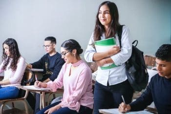 Pr&eacute;-ENEM: saiba como concorrer a uma bolsa de estudos completa
