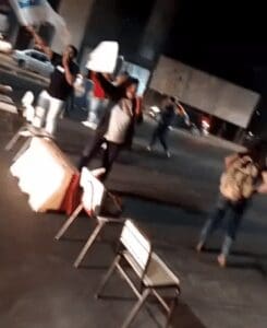Alunos da UEMG Divin&oacute;polis fecham Avenida Paran&aacute; em protesto contra cortes na educa&ccedil;&atilde;o e por sinaliza&ccedil;&atilde;o na via