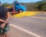 Caminh&atilde;o carregado de laranjas bate em &ocirc;nibus e tomba na MG-050
