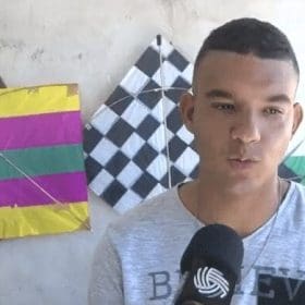 Aluno do Instituto Helena Antipoff ensina a produzir pipas; Bombeiros alertam para os riscos do uso de cerol