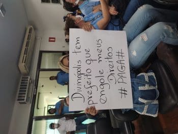Servidores da sa&uacute;de protestam contra prefeito e exigem piso salarial