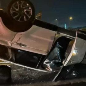 Paula Fernandes sofre acidente em estrada e carro capota: ‘Renasci’