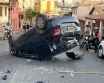 Vídeo: carro capota depois de bater em moto e dois veículos no Afonso Pena; motorista fugiu