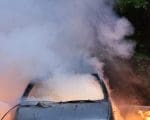Carro pega fogo após colisão com caminhão e deixa homem gravemente ferido