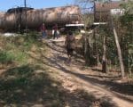 Moradores de Ermida questionam dificuldade em atravessar rua devido composição férrea parada no local