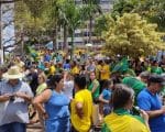 Apoiadores aguardam Bolsonaro na Pra&ccedil;a do Santu&aacute;rio; veja fotos