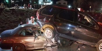 Um bebê e outras quatro pessoas ficaram feridas, em um grave acidente envolvendo dois carros na MG-424,