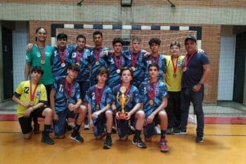 Escola Ra&ccedil;a/Col&eacute;gio Roberto Carneiro conquista etapa do Campeonato Mineiro de Handebol