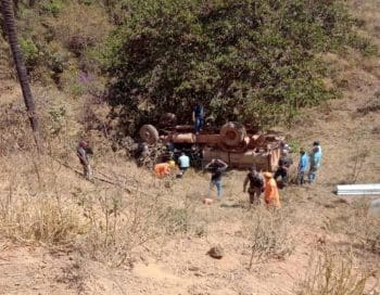 Homem morre após caminhão cair em ribanceira em Campos Altos