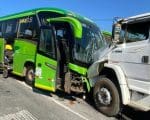 Quatro pessoas ficam feridas ap&oacute;s &ocirc;nibus de viagem e caminh&atilde;o baterem de frente