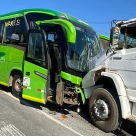 Quatro pessoas ficam feridas ap&oacute;s &ocirc;nibus de viagem e caminh&atilde;o baterem de frente