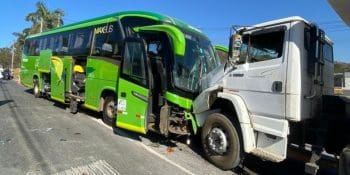 Quatro pessoas ficam feridas ap&oacute;s &ocirc;nibus de viagem e caminh&atilde;o baterem de frente