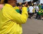 VEJA V&Iacute;DEO: Ao som de berrante, Bolsonaro chega a Divin&oacute;polis