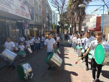 Tradicional caminhada abre programa&ccedil;&atilde;o da Semana da Pessoa com Defici&ecirc;ncia em Divin&oacute;polis