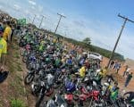 Motociclistas aguardam a chegada do presidente Jair Bolsonaro em Divin&oacute;polis