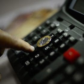 Poupan&ccedil;a tem retirada l&iacute;quida recorde em agosto