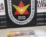 Jovem é preso com drogas e papel com anotações do tráfico em Santo Antônio do Monte