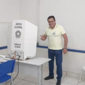 Candidato a deputado federal Domingos Sávio votou no Colégio Roberto Carneiro