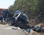 Mulher morre e quatro pessoas ficam feridas em acidente entre carreta e carro, na BR-262 próximo a Nova Serrana