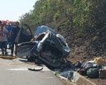 Mulher morre e quatro pessoas ficam feridas em acidente entre carreta e carro, na BR-262 pr&oacute;ximo a Nova Serrana