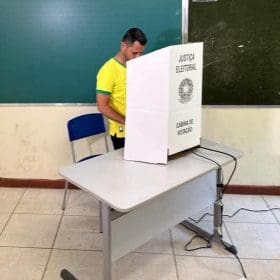 Candidato ao Senado Cleitinho Azevedo votou na Escola Estadual Martin Cyprien