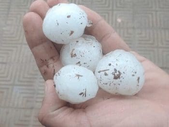 Chuva de granizo causa estragos em Bambu&iacute;, veja imagens