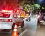 Motociclista fica gravemente ferido em acidente na avenida JK; motorista de carro foge