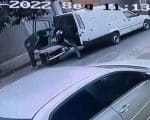 Vídeo: ladrões colocam moto dentro de caminhonete em Divinópolis