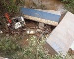 Carreta cai de ponte e motorista morre em Nova Serrana