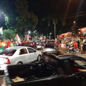 Apoiadores do presidente eleito Lula comemoram em Divinópolis