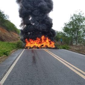 BR262 em Nova Serrana é interditada por manifestantes pró-Bolsonaro