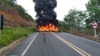 BR262 em Nova Serrana &eacute; interditada por manifestantes pr&oacute;-Bolsonaro