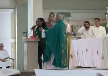 Ministra da Eucaristia mostra revolta com a elei&ccedil;&atilde;o de Lula durante a missa no bairro Esplanada