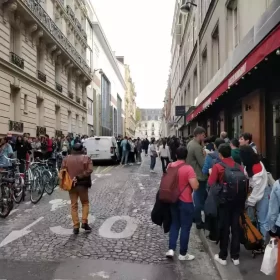 Brasileiros enfrentam longa fila para votar em Paris